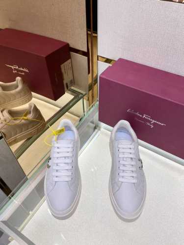 ferraga*菲拉高端男士低帮时尚运动鞋，这款休闲鞋结构新颖，由柔软的小牛皮制作，鞋面的撞色元素凸显大胆前卫气息，鞋内头层牛皮内里。这款鞋履活力十足且风格清新