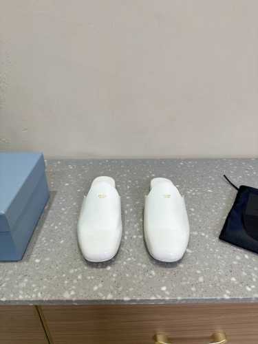 PRADA 普拉达 25ss春夏新款 平底方头包头半拖简单的设计大概就是它最让人喜欢的点 不是烂大街的那种 很有自己的品牌个性！上脚美爆好看又时髦的决绝子单品开