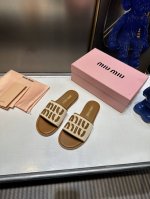 橙子出厂价 Miumiu 缪缪 春夏新款 圆头平底拖鞋 Zp开发 原版拆卸，细节对版秒杀市面普通版本，Miumiu真的太少女啦！皮质超级软糯 舒适度超高！ 鞋面