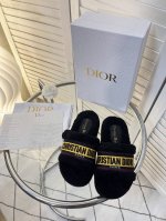 冲量价: 迪奥爆款 网红毛拖 Christian Dior火遍全网，出镜率超高的品牌，独家自主开发款 第一手出货 网红主播：主推爆款！ 面料：原版卷毛 进口刺绣
