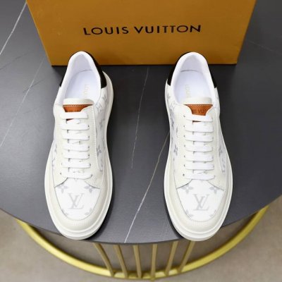 品牌：Lv路易威登标准码：38 44 45定制等级：官网同款材料：原版进口牛皮拼接品牌布匹面料 羊皮内里 轻便耐磨柔软大底款式类别：男士时尚休闲鞋 尊贵奢侈品大