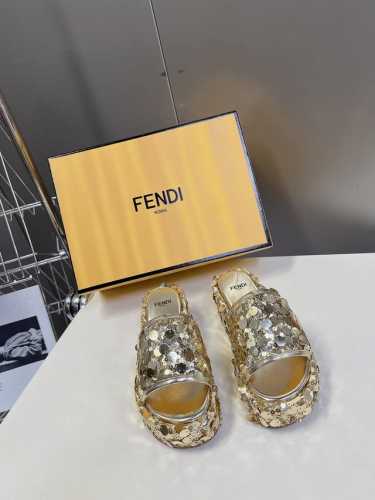 Fendi 芬迪走秀主推厚底系列，新品上线，芬具桌脚设计灵感改创于今年秀场的主推系列鞋履 当季新品拖鞋，众所周知，鞋子永远设计为高级感满满的，高端大气上档次且百