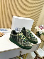 元，Burberry最新box运动鞋出货了，情侣款,简约又超好看的 Box 运动鞋，11色合集 意大利精制运动鞋，原板飞织面料打造。点缀马术骑士徽标 Ekd 压
