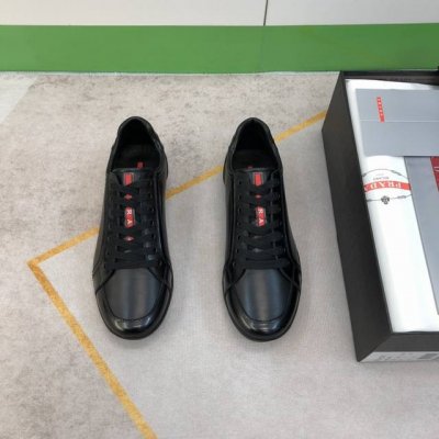 Pr＊Da 顶尖工艺，经典休闲款 正码：39－44 6一11 ，38定做 时尚休闲运动款，纯正高品质可1：1比较！面料：原版小牛皮，内里：小牛皮！全套包手工工艺