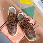 顶级版本：女款 Miumiu缪缪 最新英伦风 厚底 系带 饼干鞋 增高 小白鞋 原版购入开发 做货 优质皮革、侧面穿孔以及miu Miu徽标为这款运动鞋增添经典