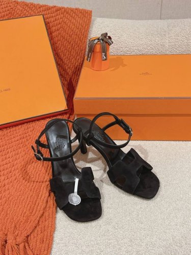 出厂价空面 钻面 Hermes 爱马仕Heden 80凉鞋系列 时尚又百搭 超级舒服 每个细节都做到极致 原版1:1独家私模五金钻扣 原版私模鞋跟 原版意大利真