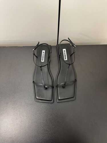 Jil Sander 吉尔 桑达早春爆款细带凉鞋 这款真的绝了 时髦到飞起 想不到有任何理由可以去拒绝这款凉鞋 随便凹个造型都满分 时髦精绝对不能错过的必入款，
