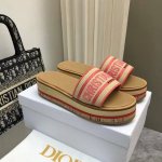 DIOR 5 新品厚底木底拖鞋_________________________以灵动活力，尽展本季时尚格调！木饰洁构更添摩登风采+经典品牌标识装饰，一展精致的