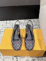 Louis Vuitton 25 隆上村联名 Swing最新 圆头后空 5.5粗跟 玛丽珍鞋 简约精致，高级感满满，尽显优雅气质～ 上脚超好看，拉满了夏日美鞋绝