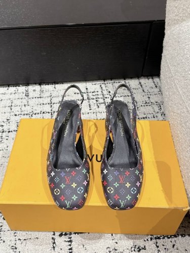 Louis Vuitton 25 隆上村联名 Swing最新 圆头后空 5.5粗跟 玛丽珍鞋 简约精致，高级感满满，尽显优雅气质～ 上脚超好看，拉满了夏日美鞋绝