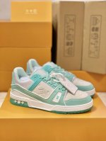顶级版本 情侣款上线Virgil Abloh 向篮球鞋设计汲取灵感，款号1A8KB8，推出标志性 LV Trainer 运动鞋，经典的花纹富含着整体的特性，此次