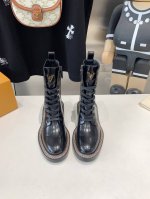 出厂价 Lv #路易威登新款马丁靴切尔西女士靴子～Shopping讲究一个缘分相信你的第一感！巨显瘦上脚显脚小腿细，面料：进口小牛皮 ，内里：水染羊皮，码数35