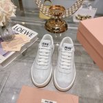 出厂 Miu Mi* 2024新款人气超高的运动鞋低调简约的设计拥有了不受限的百搭，任何穿搭配上一双白鞋都能显得那样的自然清新不遗余力的率性感，谁穿谁好看的小白