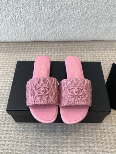 Chanel 小香 24ss 春夏新品度假 毛线懒人拖 鞋小香的一款全新设计 鞋面毛线纯手工编织搭配双C五金装饰 简约百搭上脚超级美的 怎么看都超美鞋面：采用羊