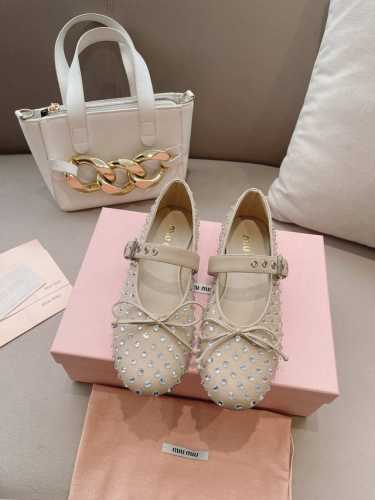 皮面 、钻面Miumiu*缪缪 24春夏大热走秀款 全球最火平底鞋 出现在各大时装杂志封面 各路明星、小红书博主着用～全新复古上脚尤为惊艳到你的一款闭眼入都是不