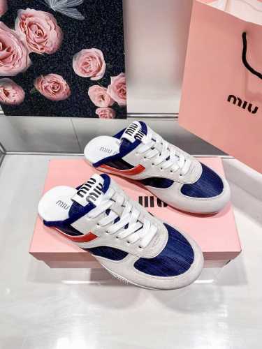 橙子出厂价P Miumiu 缪缪 春夏新款 拼色休闲运动鞋包头拖 德训鞋半拖 上脚舒适度拉满 好看好穿又轻便 随意搭配 筒约又高级，大胆前卫的设计，Miu Mi