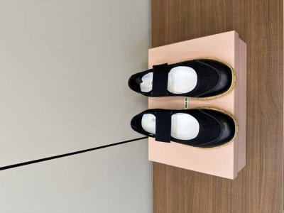 Miu Miu 25ss 春夏新款走秀 玛丽珍 德训 休闲鞋 秀场工艺来自Miu Miu系列的细节特写 新季的潮流要素与此刻挚爱的概念，多元对撞，传达现代风格~