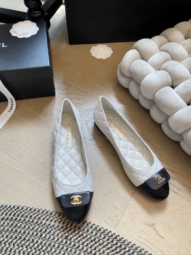 Chanel 24B书包扣平底 粗跟单鞋 经典的菱格纹 百看不腻 鞋面：内里羊皮 大底：真皮大底 跟高：平底 6.5Cm 码数:35-41 定做