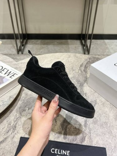 CELINE 思琳 春夏走秀款面包鞋 TRAINER厚底系列运动鞋、这一季运动休闲鞋无论从楦型的轮廓隔板的拼接都让人耳目一新、前后品牌LOGO相呼应、大底边位明