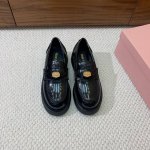 Mium*U幸运币厚底乐福鞋。各路明星、小红书博主特别钟爱，幸运金币搭配更显亮眼，上脚尤为惊艳到你的一款。 材质：鞋面定制进口开边珠小牛皮，牛皮内里及垫脚。开模