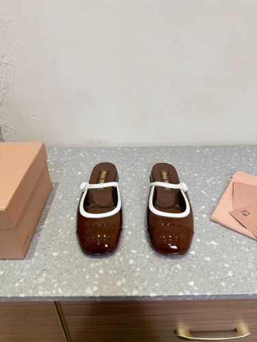 Miu Miu 缪缪 25ss春夏 小粗跟 玛丽珍 半拖 上脚果然更惊艳~个性设计非常百搭，而且高度也太适合我了，穿着不累脚 绝对入手不亏的一双！面料：原版进口