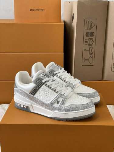 顶级版本 情侣款本款 LV Trainer 运动鞋闪烁水晶的炫目光芒，向设计师Virgil Abloh 春夏系列推出的原版设计致敬。繁复鞋面和橡胶外底宣示经典笔