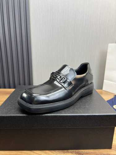 工厂价 Ｐｒａｄａ.普拉达男士商务休闲皮鞋，全部采用进口原版品牌皮料，只为打造更为舒适的穿着体验，鞋面：原版牛皮+进口牛皮里，原版防滑耐磨大底8-45 38.4