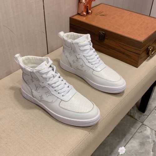 新款: 厂价: Lv* 最新爆款休闲鞋，顶端品牌奢侈～代购，顶级～质量。鞋面選用进口透气牛皮搭配材质透气羊皮垫脚 精细做工。原版个性时尚柔软橡膠耐磨防滑大底，上