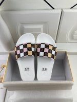 现货 工厂价 LOUIS VUITON 路易威登情侣拖鞋，原版1.1订做，专柜经典款。鞋身高温附带logo，大底专柜附带logo ，任何细节都不错过 这款拖鞋专