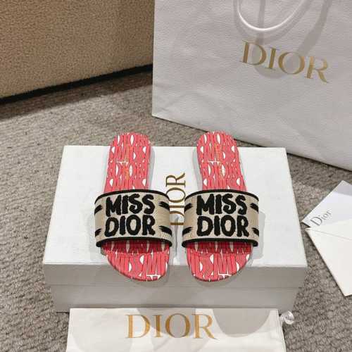 代购级别！2024新款迪奥miss Dior 系列平底拖鞋，经典上乘美艳力作 dior专柜最火春夏系列 兼备气质 时尚 经典耐看的设计风格 上脚效果特别美！原版