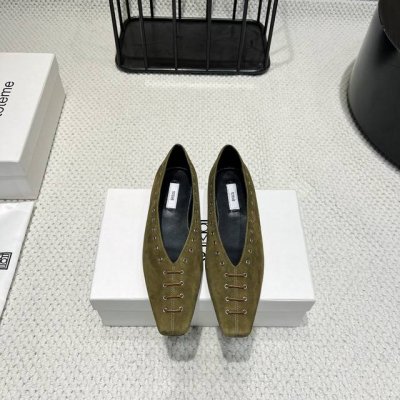 出厂:390《独家顶级版本》 独家重磅代购级别 Toteme 2025/Aw 春夏新款单鞋系列…… 【小方头平底单鞋】 原版一比一打造舒适度、包裹性都比较好。个