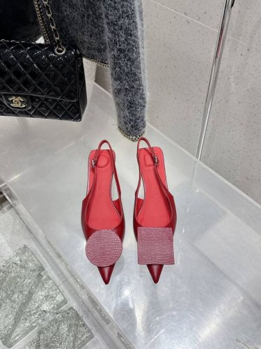 代购级 Jacquemus 25Ss春夏新款尖头鸳鸯扣小猫跟后空凉鞋 几何图形设计 圆扣 方扣 新颖时尚大方，性感不失优雅，很显脚部线条，附有骨感美的视觉效果，