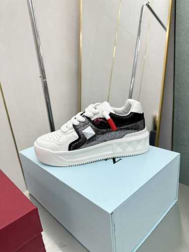 高版本 品牌：Valentino 华伦天奴 等级：最新时装周走秀 情侣 款 ，厚底的独特设计时尚一族特现脚瘦一款百塔的时尚产品 面料：鞋头采用高丝光三角纹牛皮与
