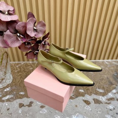 代购级别 224 Miumiu 新款尖头玛丽珍jianto凉鞋 单鞋系列上新 ★★★★★ 舒适度与时髦度并存的开挂全新系列，设计搭配，简约大方，百搭时尚！ 鞋面