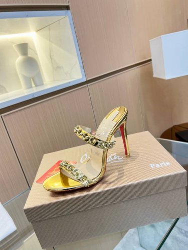 Christianlouboutin 路铂廷 Cl红底鞋Just Queen春季女士水晶高跟凉鞋，鞋面油边定制五金设计精致优雅，窄长的鞋跟为足部提供舒适承托，两
