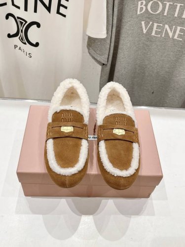 高版本出厂 Miumiu 缪缪2024Ss秋冬走秀款 钱币驾车鞋加毛乐福鞋毛毛鞋 这款永不过时的反绒皮驾车鞋饰有硬币与压花miu徽标，彰显别具一格的经典格调。鞋