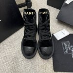 牛货 Chanel 小香24B爆款秋冬荔枝纹牛皮厚底马丁短靴 鞋舌上的字母很精致，鞋头的暗花logo 还有后跟的logo 都很别致，这靴子上脚真的显腿细，加上靴