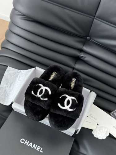 Chanel 24B新款毛毛拖鞋！ 这款毛拖真的是真太可爱了～ 柔软蓬松的毛毛，舒服暖脚 增高显腿长 秋冬搭配袜子休闲又慵懒 上脚真的好看又时髦 进口羊毛，手感
