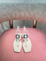 出 * 25新款钻扣夹脚人字拖 夏日感满满的夹板小凉鞋今年超流行的夹板小凉鞋超舒服凉快呀！满载巴黎的欧式风情 这个品牌真的会拿捏少女的心 鞋头上的方形钻一看就大