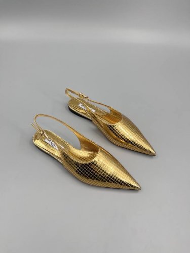 from 阿莱亚 Alaa 24秋冬系列银色镜面拼接slingback高跟鞋，面料材质超具未来感和女主气场，有打进你的心趴上吗？金银配色，绝美高跟鞋面：定制镜面
