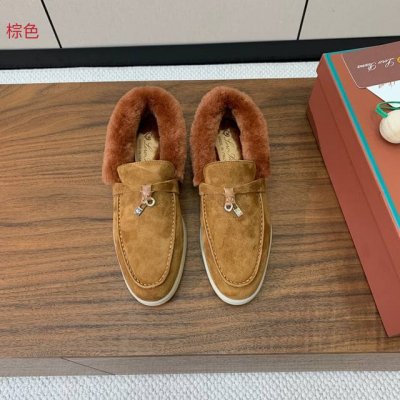 Loro Piana 领口毛乐福鞋。意大利顶级羊绒复古优雅低调奢华。时尚性与皮料实用性同样兼具依然全网最高品质。鞋面羊京，羊毛垫脚，领口羊毛。原版大底。配卡片、