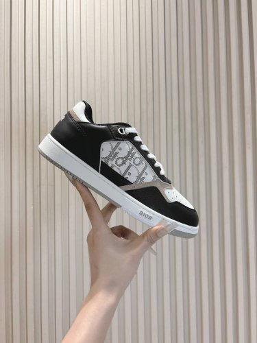 Dior迪奥b27情侣款运动系列 现在市面炒得最火的一款休闲鞋：低帮款，高帮款，情侣款 Aj款没买到的宝宝们可以疯抢这双，因为这两双整体设计都有点相似 M多网红