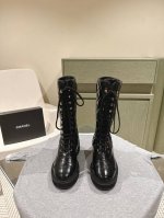 短 长 224 Chane 小香家代购级别菱格刺绣靴上新 完全原版一比一复刻打造 版型超级正 最新时尚的设计 火遍全网的靴子，上脚又酷又时髦 靴筒处独特设计最为