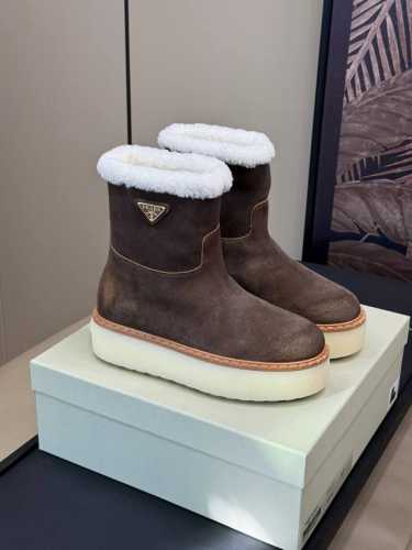 顶级版本出 Prada 普拉达24秋冬新款△三角标厚底靴 系带雪地靴 双色擦色牛绒真羊羔毛 真皮沿条 双色tpu大底 Size：35-39 40 41定做不退换