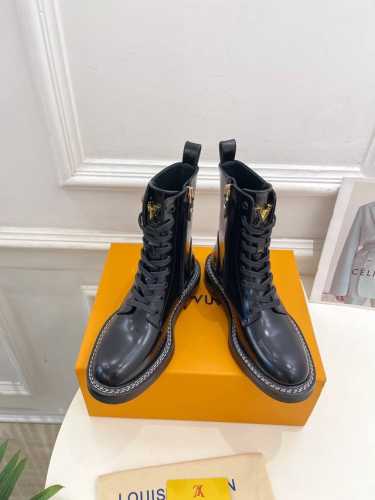 Lv 路易威登 24 秋冬新品 顶级版本 专柜主打最新款 驴牌经典厚底系带马丁靴系列 硬货上新 代购级别！高级感十足！国内外博主刷爆的一款，复古又时髦 上脚美炸