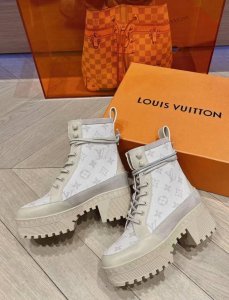 拿货 高版本lv 驴牌经典高跟马丁靴沙地靴系列原版一比一复刻 可对比细节 楦形 材料 大底等 鞋面牛皮 老花皮拼接 牛皮里 整条鞋带都是真皮切条 跟高7Cm水台