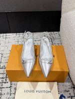 顶级版本Louis Vuitton 路易威登 25 春夏尖头高跟鞋鹰嘴小尖头搭配镂空皮条小方扣可调节松紧，Lv五金 “logo”饰以点缀，细节质感特别的高级！犀