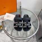 女 男 新色铆钉 Hermes 爱马仕h家chypre系列 魔术贴二舅拖鞋 顶级品质 鞋面：进口头层石头纹牛皮 手掌纹牛皮 渐变色牛皮 山羊皮 羊京 牛仔布 垫