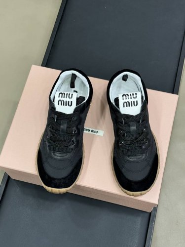 出厂：P310 Miu Miu 25Ss 春夏新款走秀Miumiu 德训 休闲鞋 秀场工艺来自Miu Miu系列的细节特写 新季的潮流要素 与此刻挚爱的概念，多