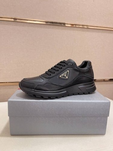 工厂价 高版本 新款PRADA 普拉达 专柜同步上市， 新款男鞋、面料精选头层牛皮 头层牛皮内里。原版开模防滑橡胶大底，精美线条、简约大气，上脚舒服上挡次、休闲